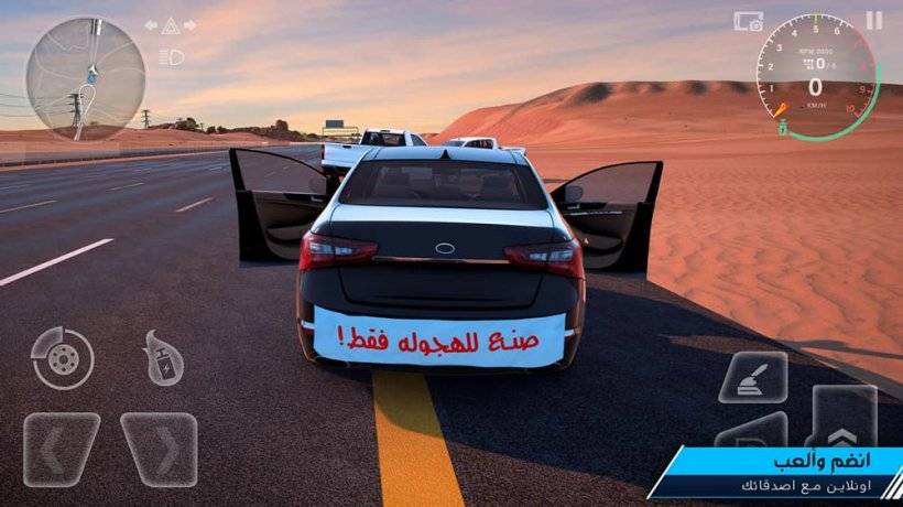 Imagen de la parte trasera de un automóvil que se detiene en medio de un vasto desierto en un largo camino de asfalto