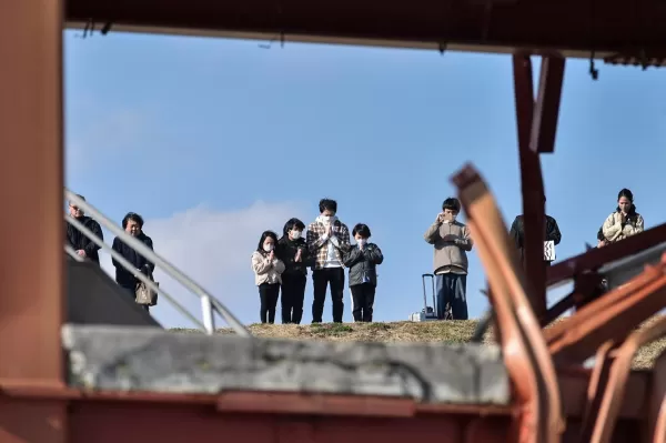 民眾在東日本大地震14週年紀念日默哀