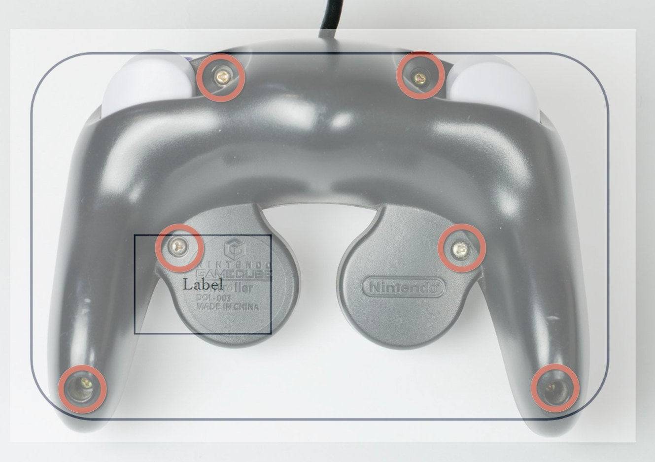Comparação entre a localização da etiqueta do novo controle e do controle de GameCube
